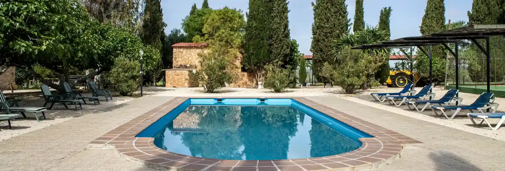 Piscina y jardines
